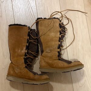 UGG Whitley 5230 Lace Up Sheepskin Boots, sz 6